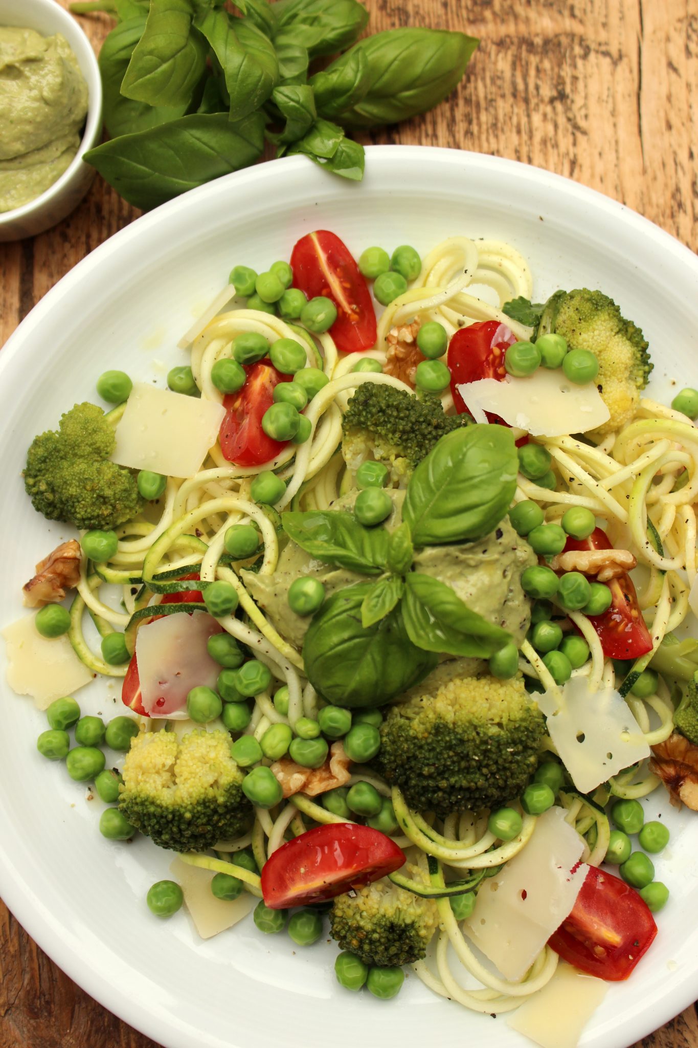 Zucchini-Nudeln mit Erbsen und Avocado-Walnuss-Pesto
