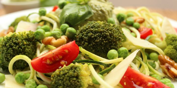 Zucchini-Nudeln mit Erbsen und Avocado-Walnuss-Pesto