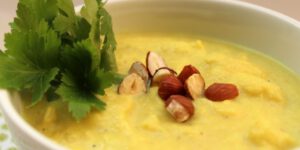 Blumenkohlsuppe mit Haselnüssen