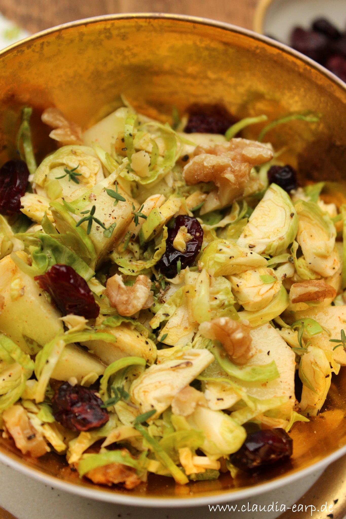 Rosenkohl-Salat mit Birne und Cranberries