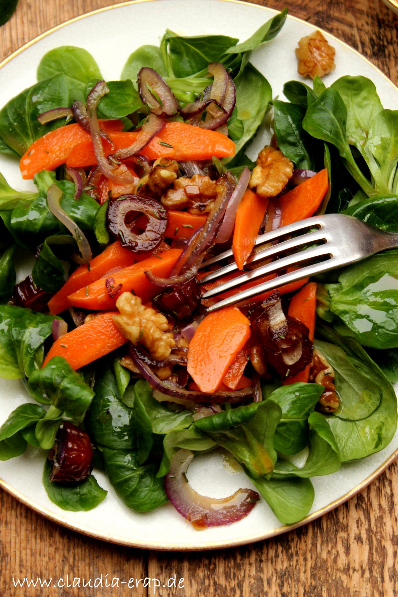 Feldsalat mit lauwarmem Walnuss-Karotten-Dattel-Topping / Claudia Earp Feldsalat mit lauwarmem Walnuss-Karotten-Dattel-Topping / Claudia Earp