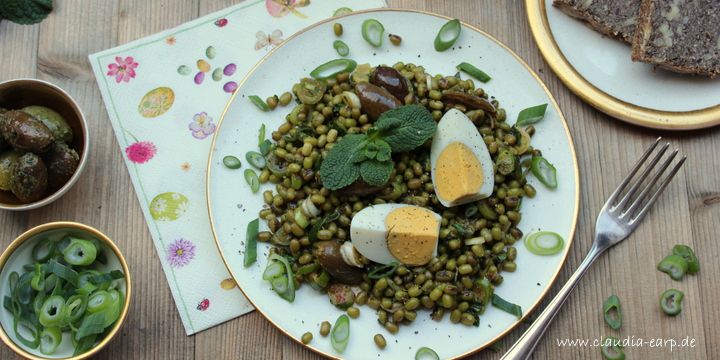 Mungbohnen-Salat mit Minze und Oliven / Claudia Earp