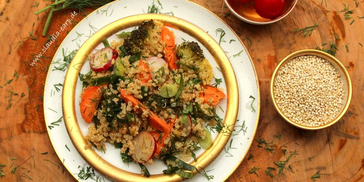 Quinoa-Salat mit buntem Gemüse und Bärlauch