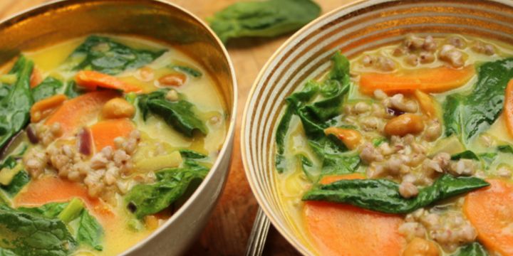 Spinat-Buchweizen-Curry mit Karotten und Erdnüssen