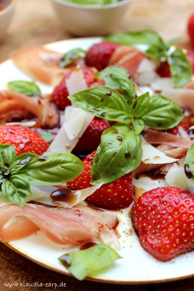 Sommer-Genuss: Erdbeeren, Parmesan und Serrano mit Balsamico-Honig Sommer-Genuss: Erdbeeren, Parmesan und Serrano mit Balsamico-Honig