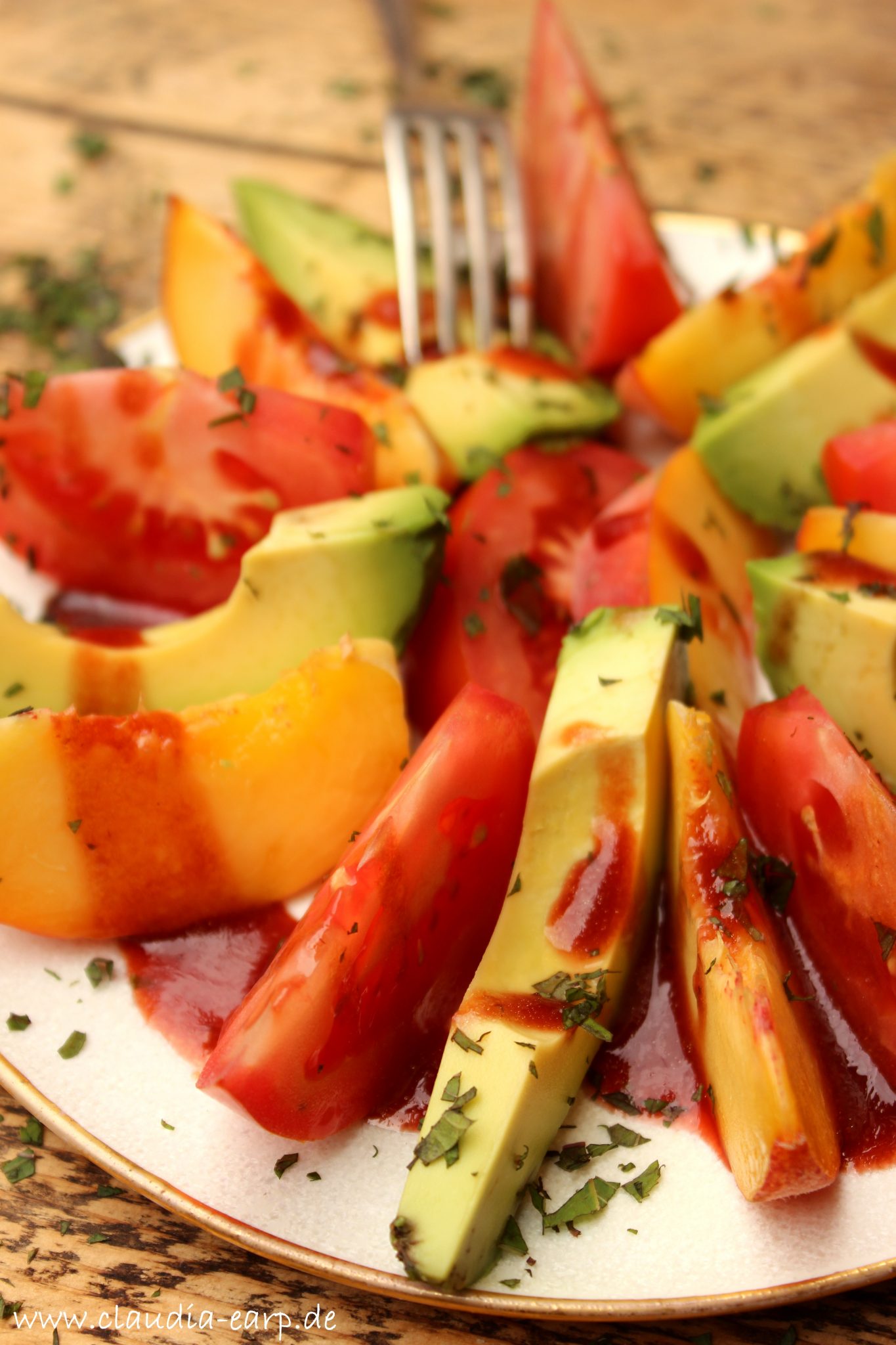 Tomaten-Pfirsich und Avocado-Salat mit Himbeer-Vinaigrette