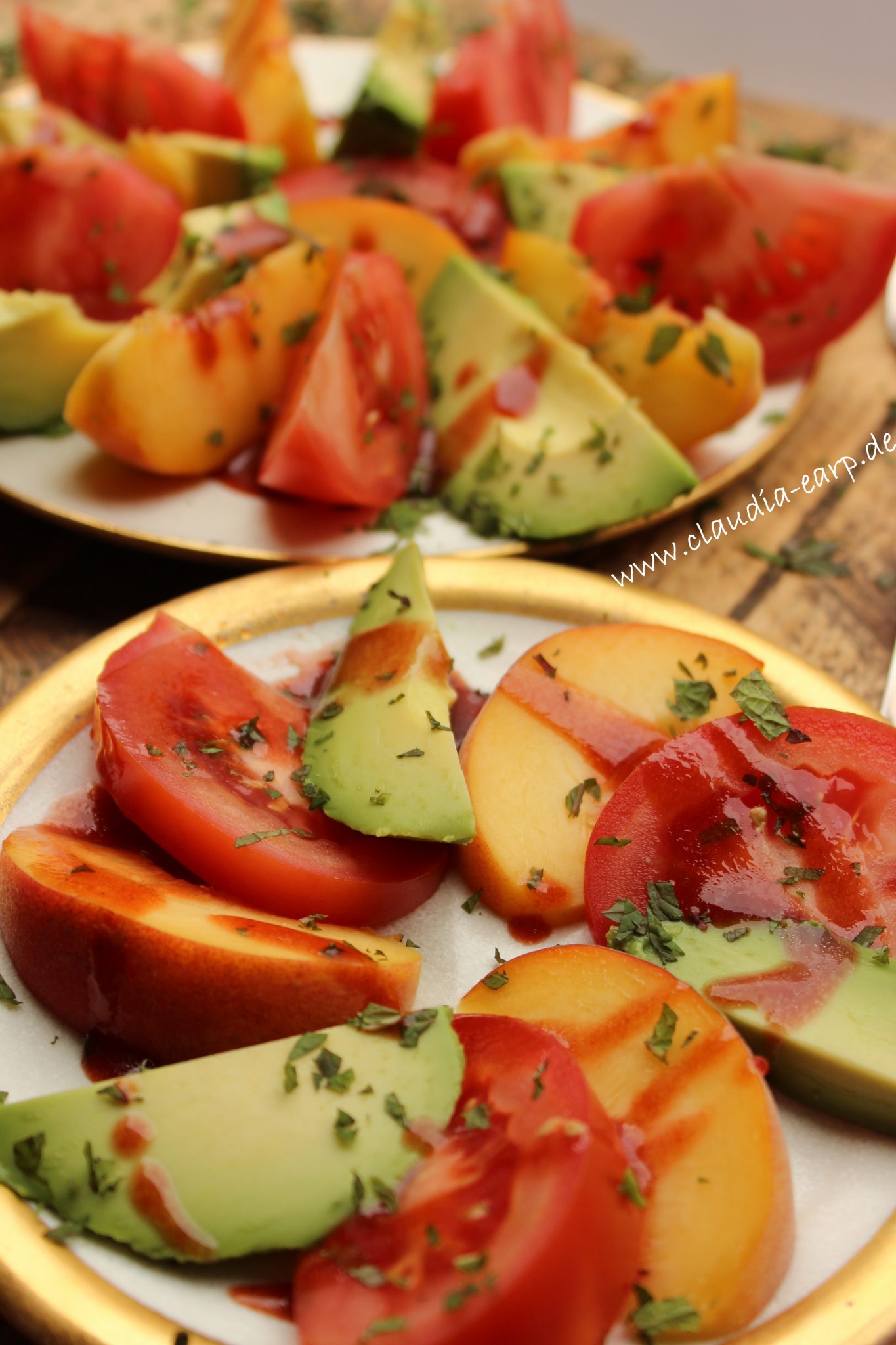Tomaten-Pfirsich und Avocado-Salat mit Himbeer-Vinaigrette