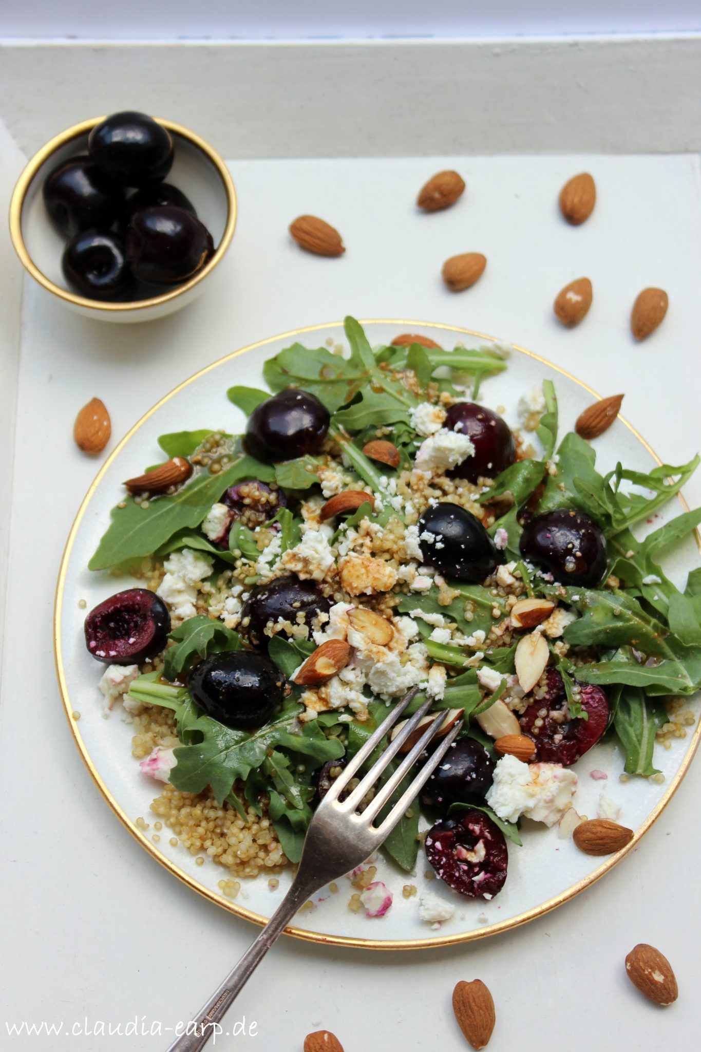 Quinoa-Kirsch-Rucola-Salat mit Balsamico-Vinaigrette / Claudia Earp