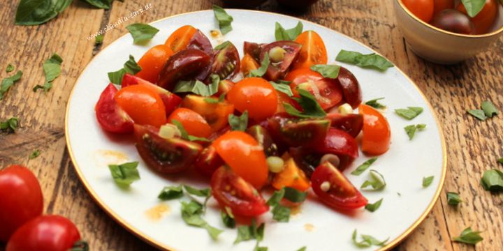 Bunter Tomatensalat mit Basilikum-Vanille-Vinaigrette