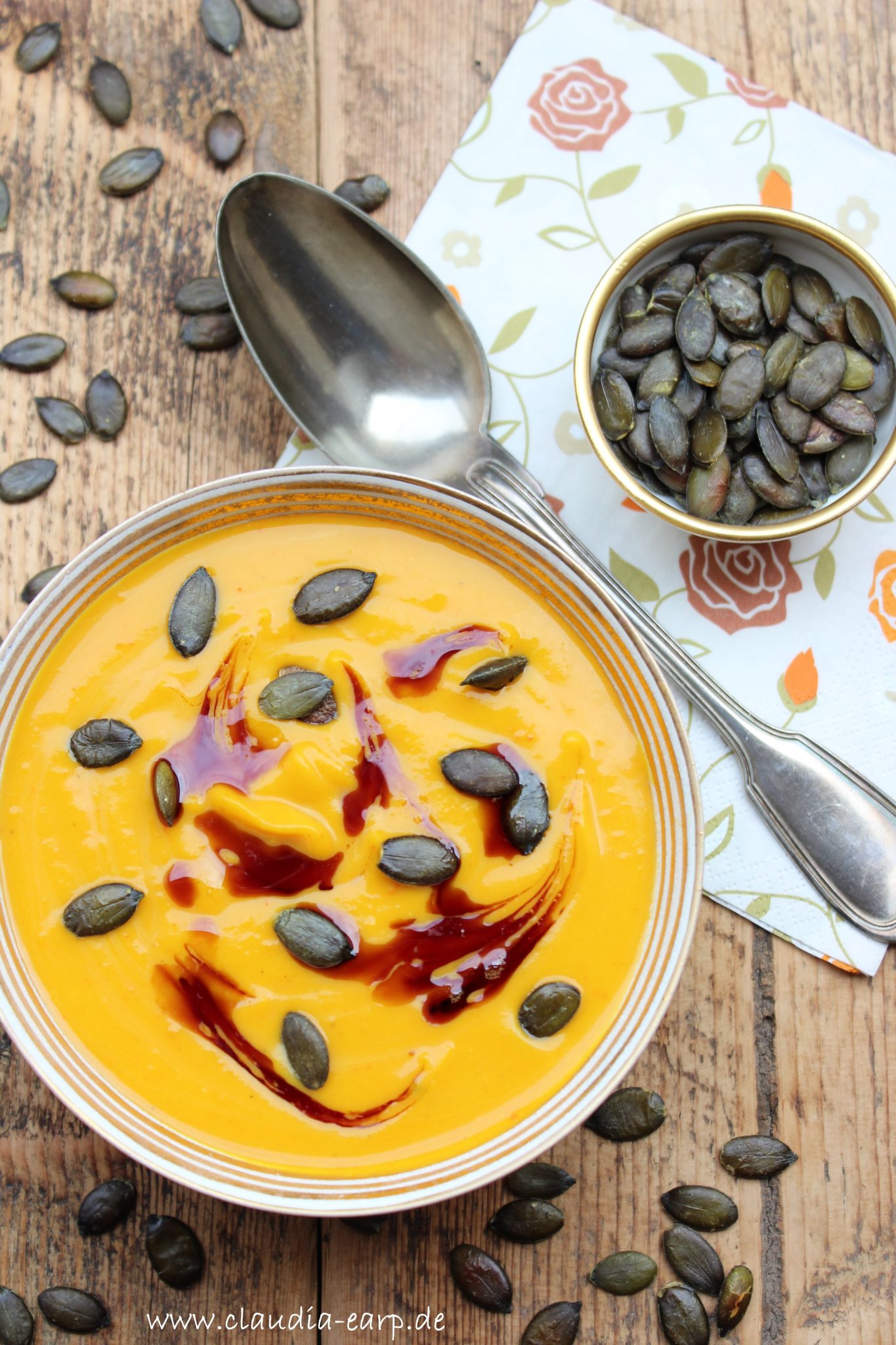 Kürbissuppe mit Apfel und Kokos - veganer Herbst-Genuss