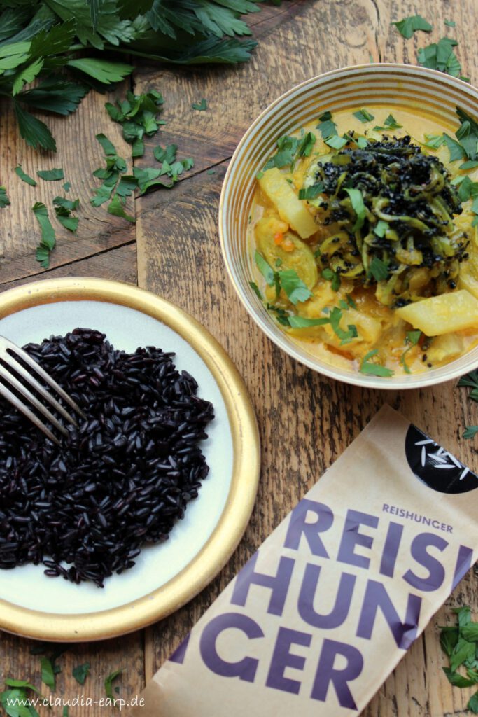 Veganes Kohlrabi-Curry mit schwarzem Reis / Claudia Earp