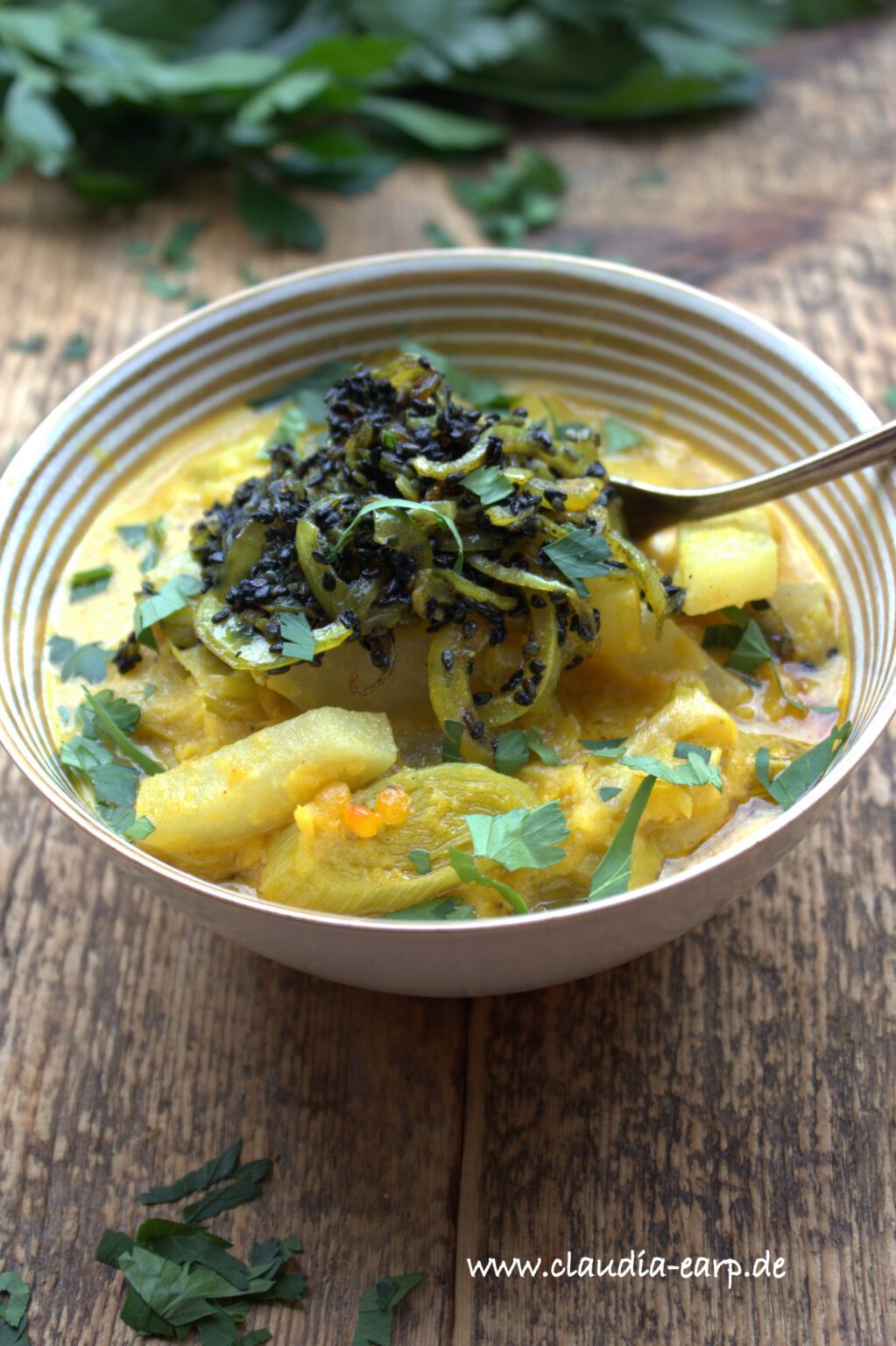 Veganes Kohlrabi-Curry mit schwarzem Reis / Claudia Earp