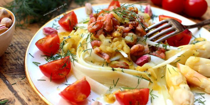 Weißer Spargel-Salat mit Krabben an Himbeervinaigrette