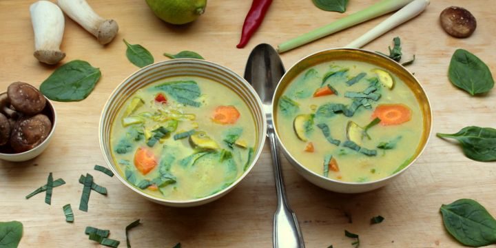 Thai-Suppe mit Steckrübe, Spinat und Pilzen