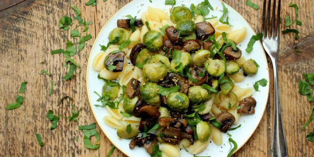 Rosenkohl-Pilz-Pfanne mit Mais-Nudeln - Claudia Earp
