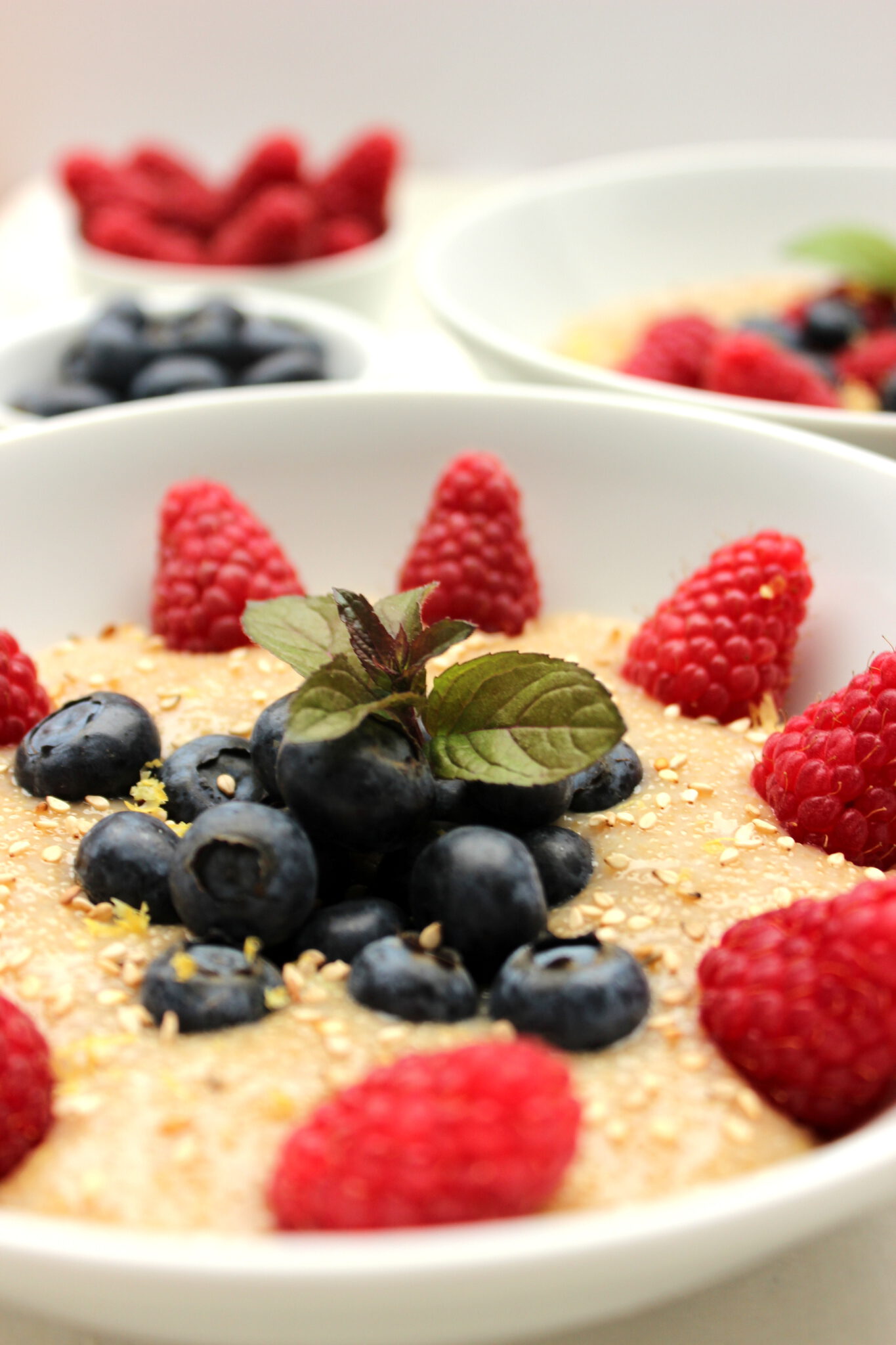 Amaranth-Frühstück mit Power-Beeren - ein Sommer-Frühstück Amaranth-Frühstück mit Power-Beeren - ein Sommer-Frühstück