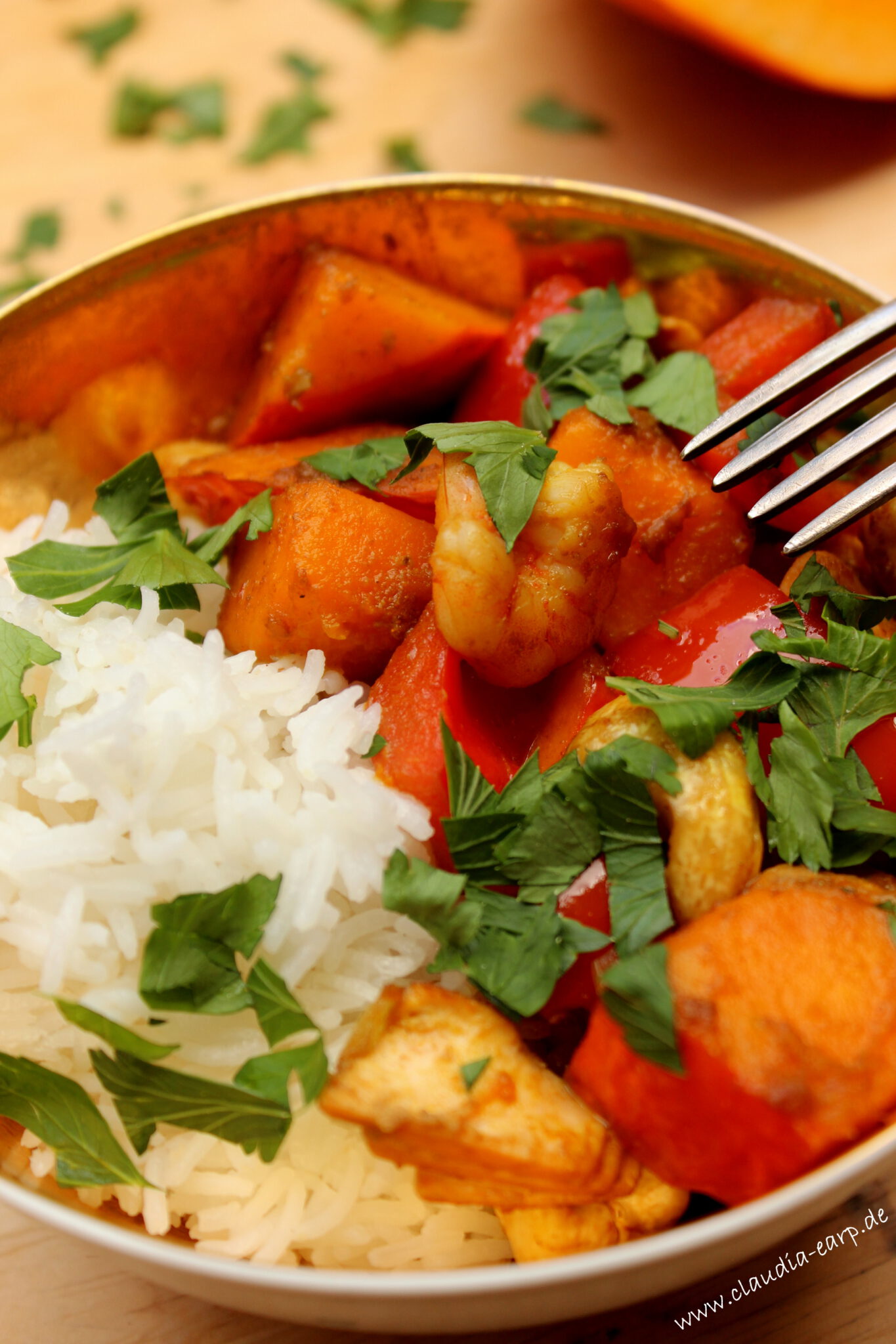 Asiatische Kürbis-Lachs-Garnelen-Pfanne