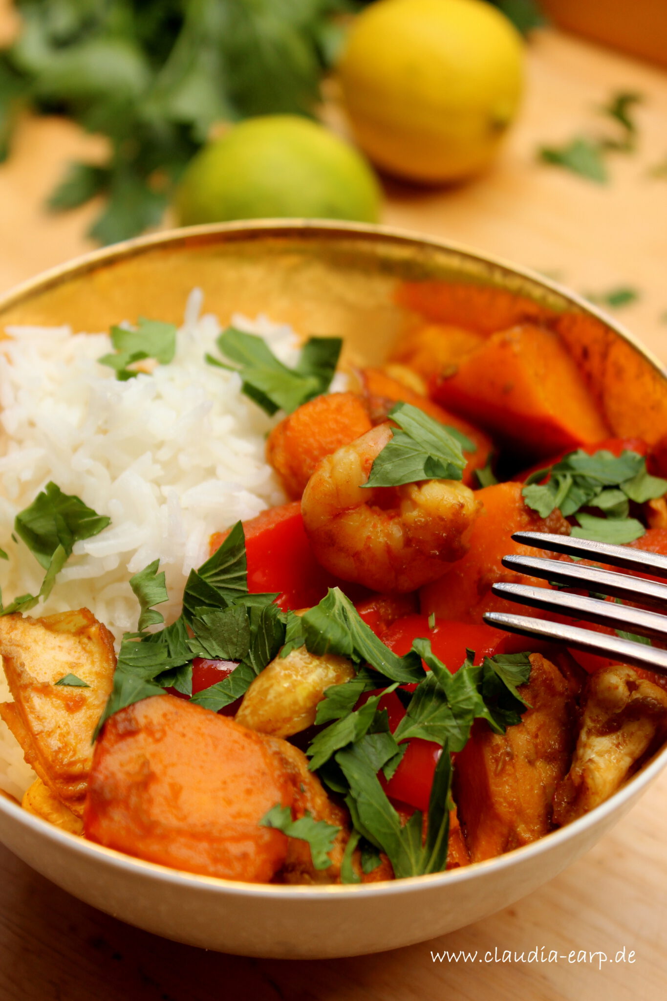 Asiatische Kürbis-Lachs-Garnelen-Pfanne