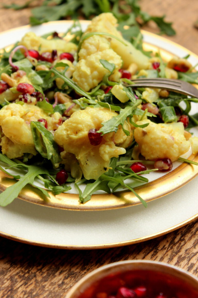 Blumenkohlsalat mit Kokosjughurt-Curry-Dressing