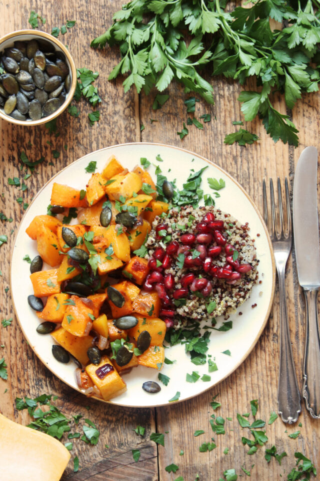 Butternut-Kürbis aus dem Ofen mit Quinoa und Granatapfel