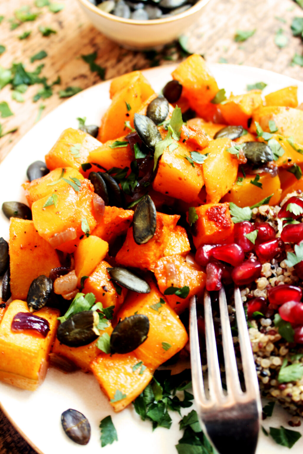 Butternut-Kürbis aus dem Ofen mit Quinoa und Granatapfel