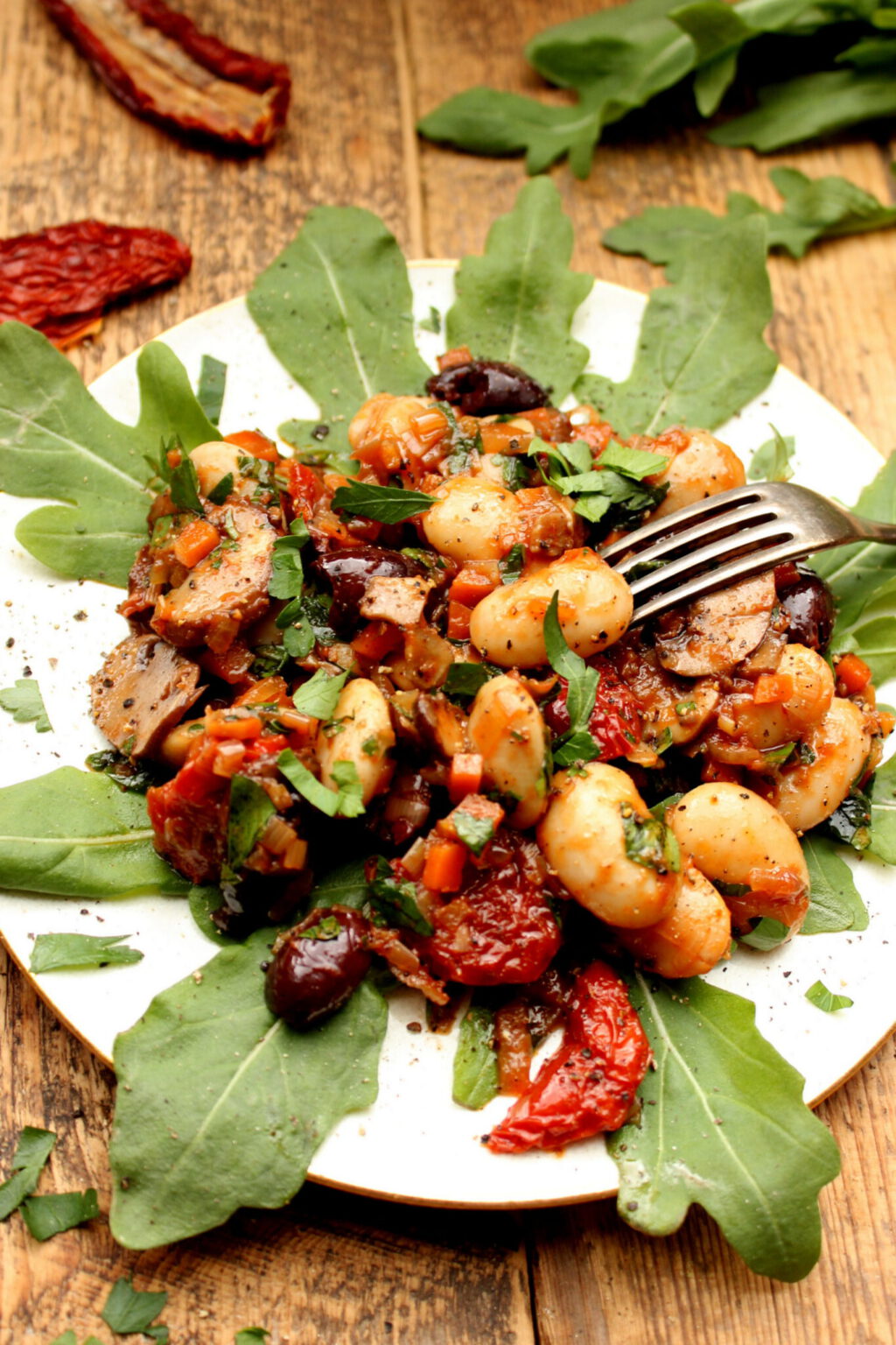Dicke weiße Bohnen mit Tomaten, Pilzen und Oliven