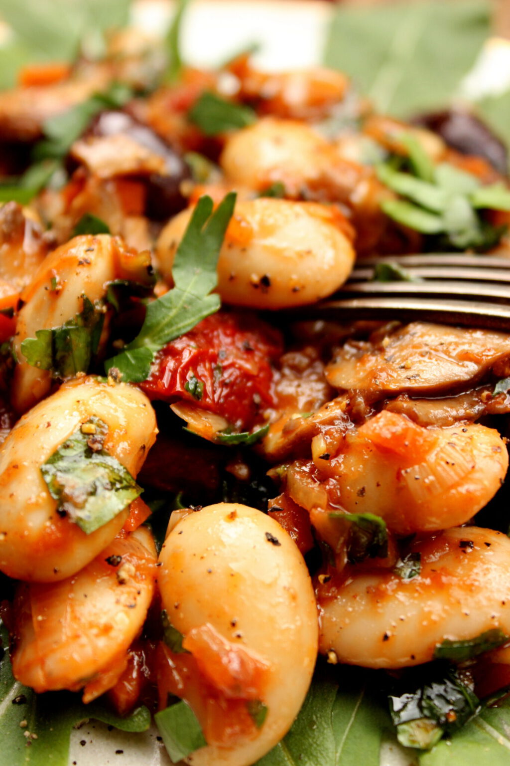 Dicke weiße Bohnen mit Tomaten, Pilzen und Oliven
