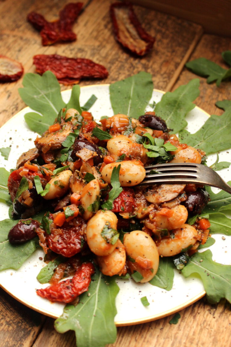 Dicke weiße Bohnen mit Tomaten, Pilzen und Oliven