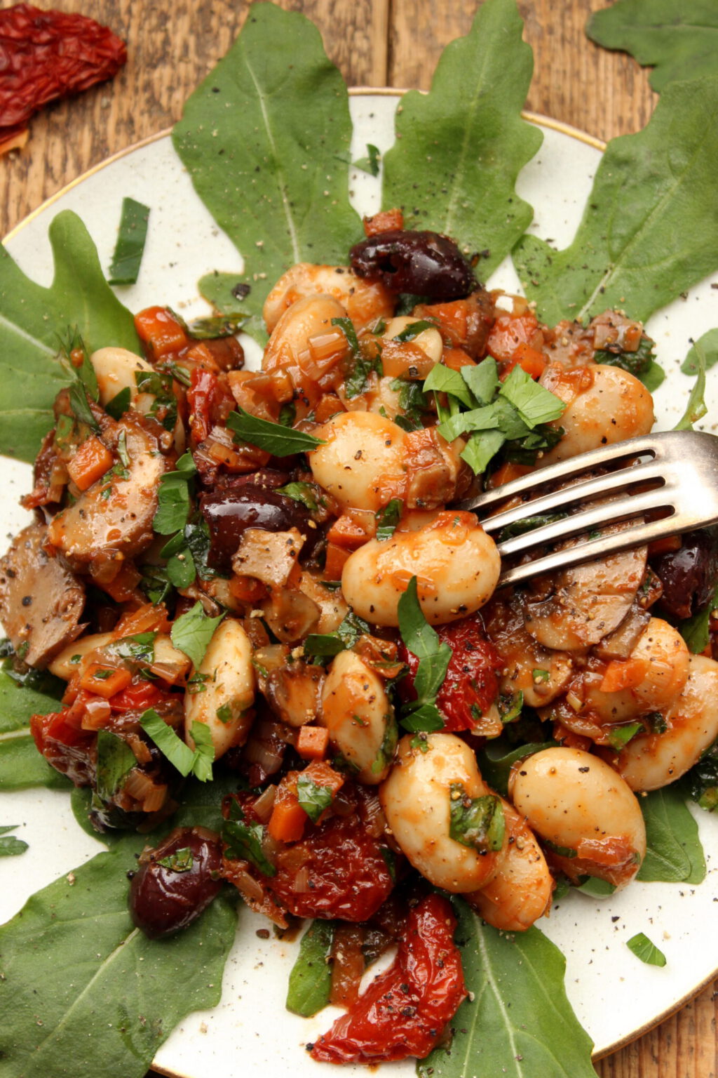 Dicke weiße Bohnen mit Tomaten, Pilzen und Oliven