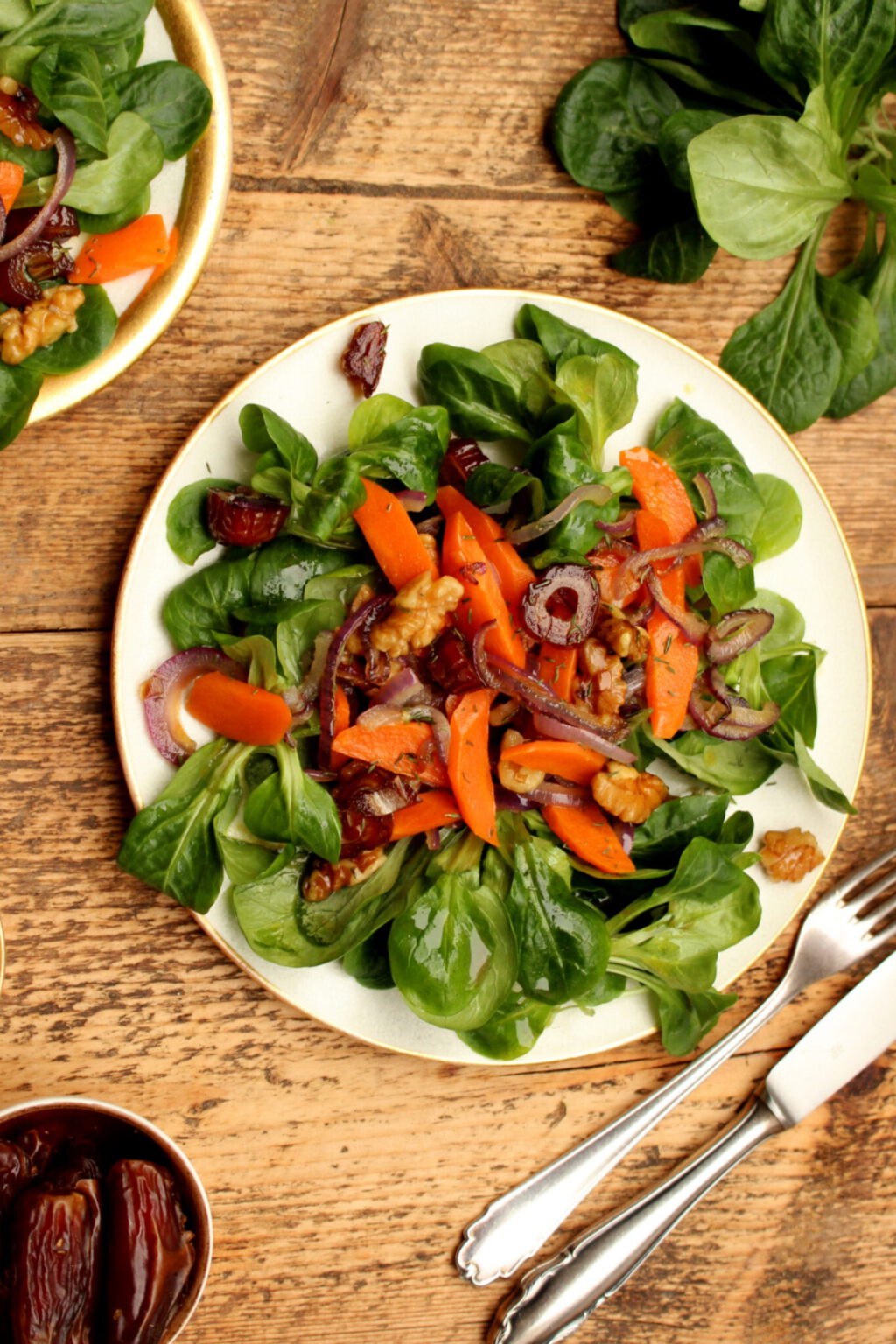 Feldsalat mit lauwarmem Walnuss-Karotten-Dattel-Topping