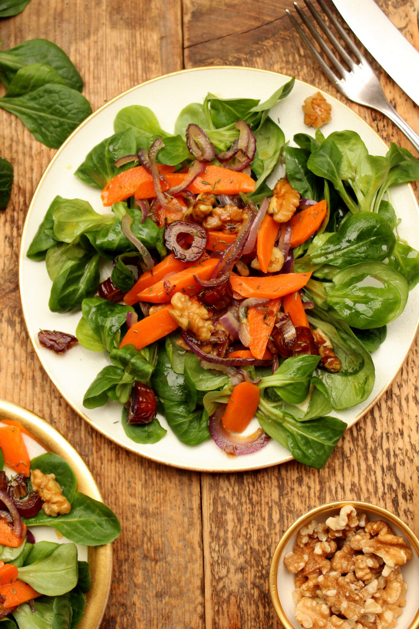 Feldsalat mit lauwarmem Walnuss-Karotten-Dattel-Topping