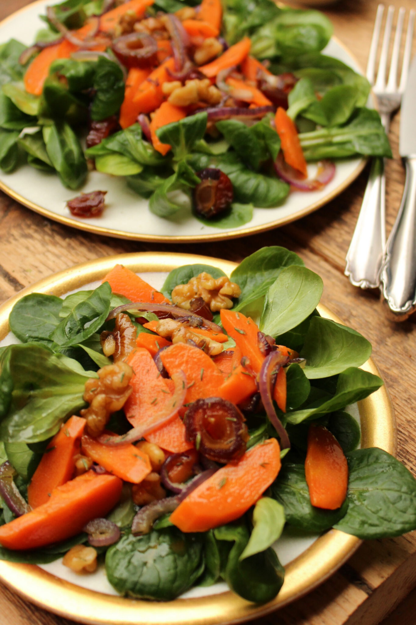 Feldsalat mit lauwarmem Walnuss-Karotten-Dattel-Topping Feldsalat mit lauwarmem Walnuss-Karotten-Dattel-Topping