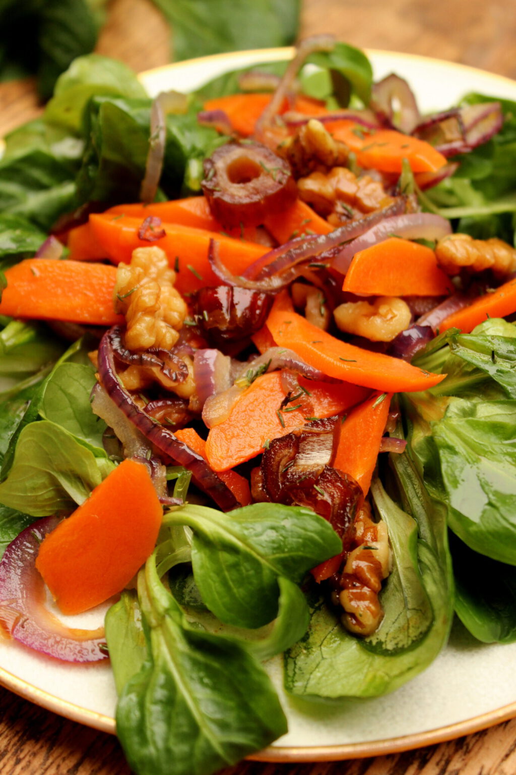 Feldsalat mit lauwarmem Walnuss-Karotten-Dattel-Topping