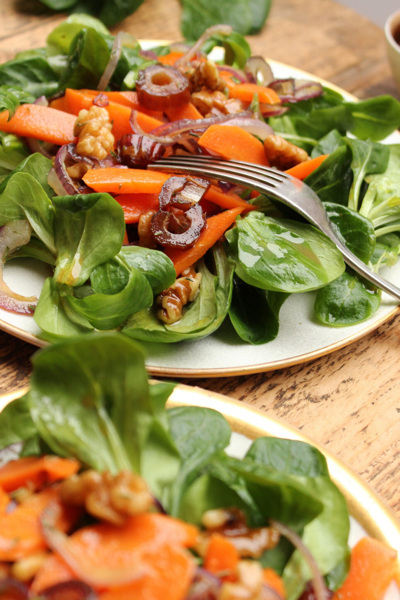 Feldsalat mit lauwarmem Walnuss-Karotten-Dattel-Topping