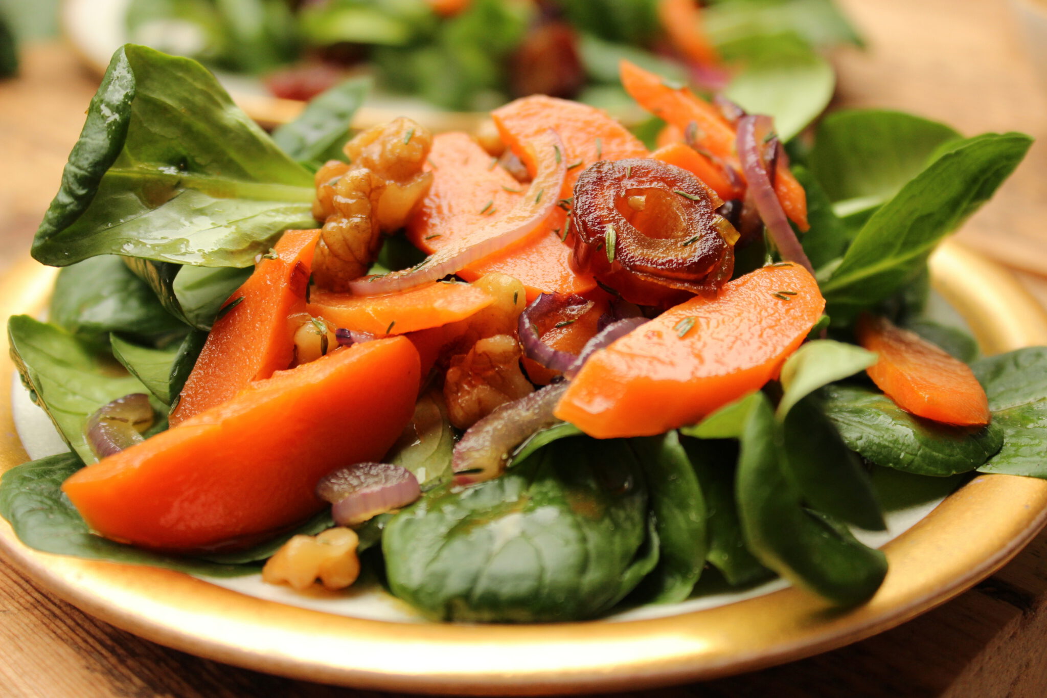 Feldsalat mit lauwarmem Walnuss-Karotten-Dattel-Topping Feldsalat mit lauwarmem Walnuss-Karotten-Dattel-Topping