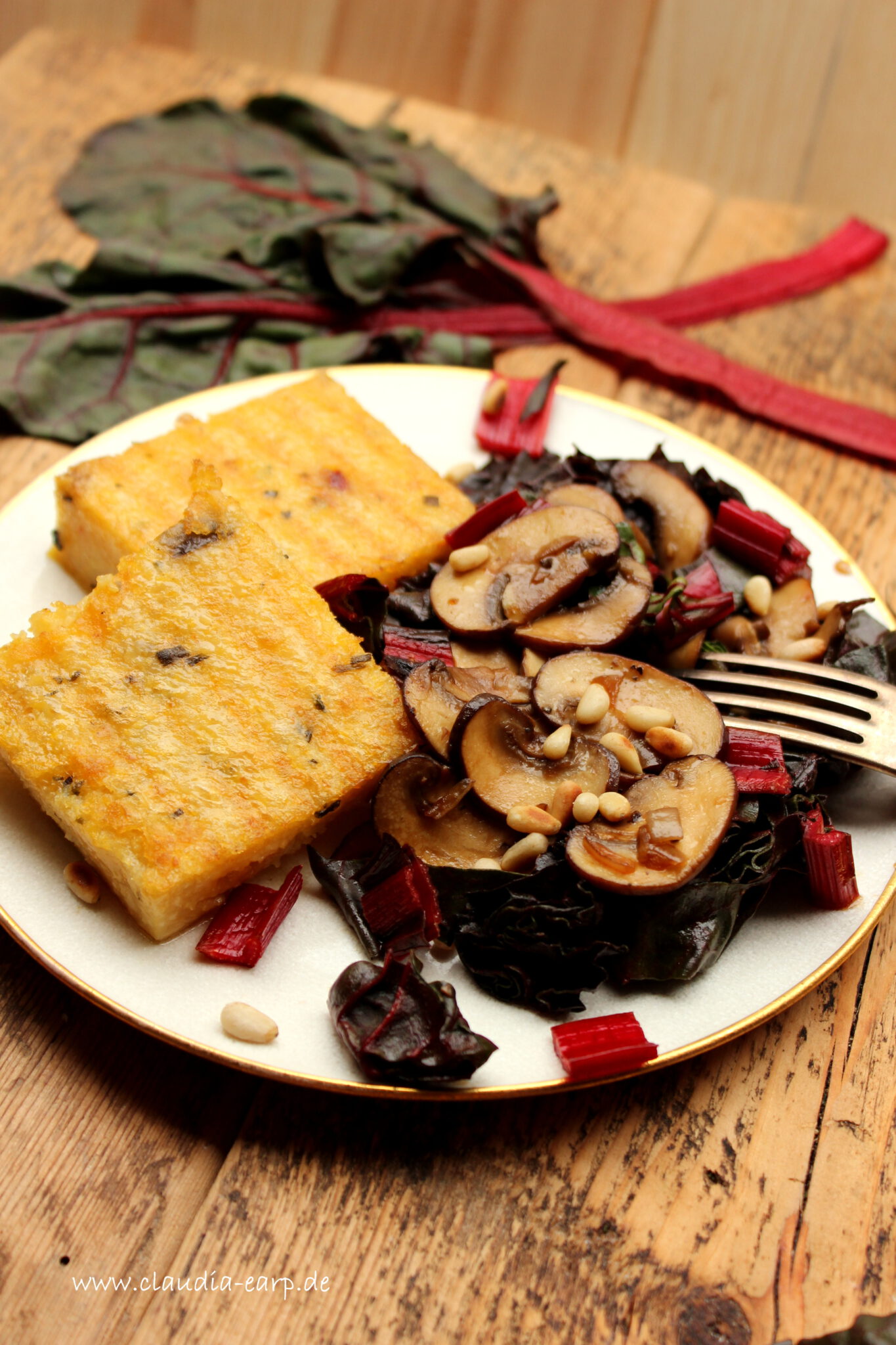 Gebratene Polenta mit rotem Mangold und Pilzen