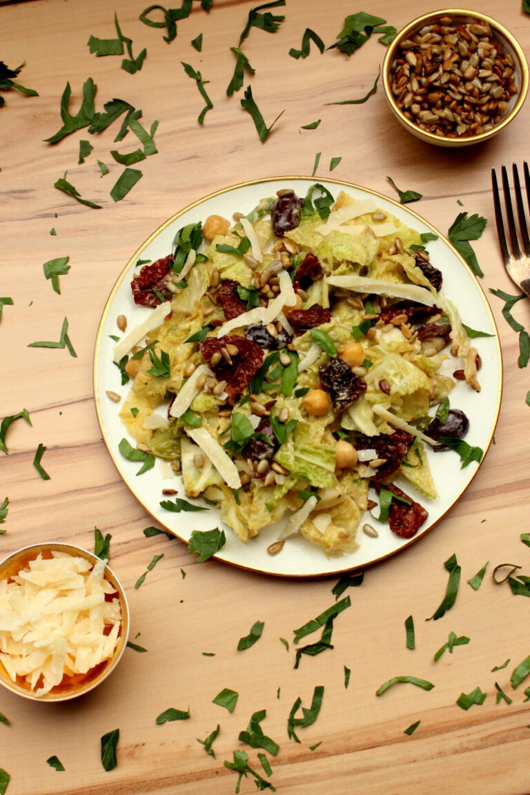 Griechischer Kohlsalat mit cremigem Tahini-Dressing Griechischer Kohlsalat mit cremigem Tahini-Dressing