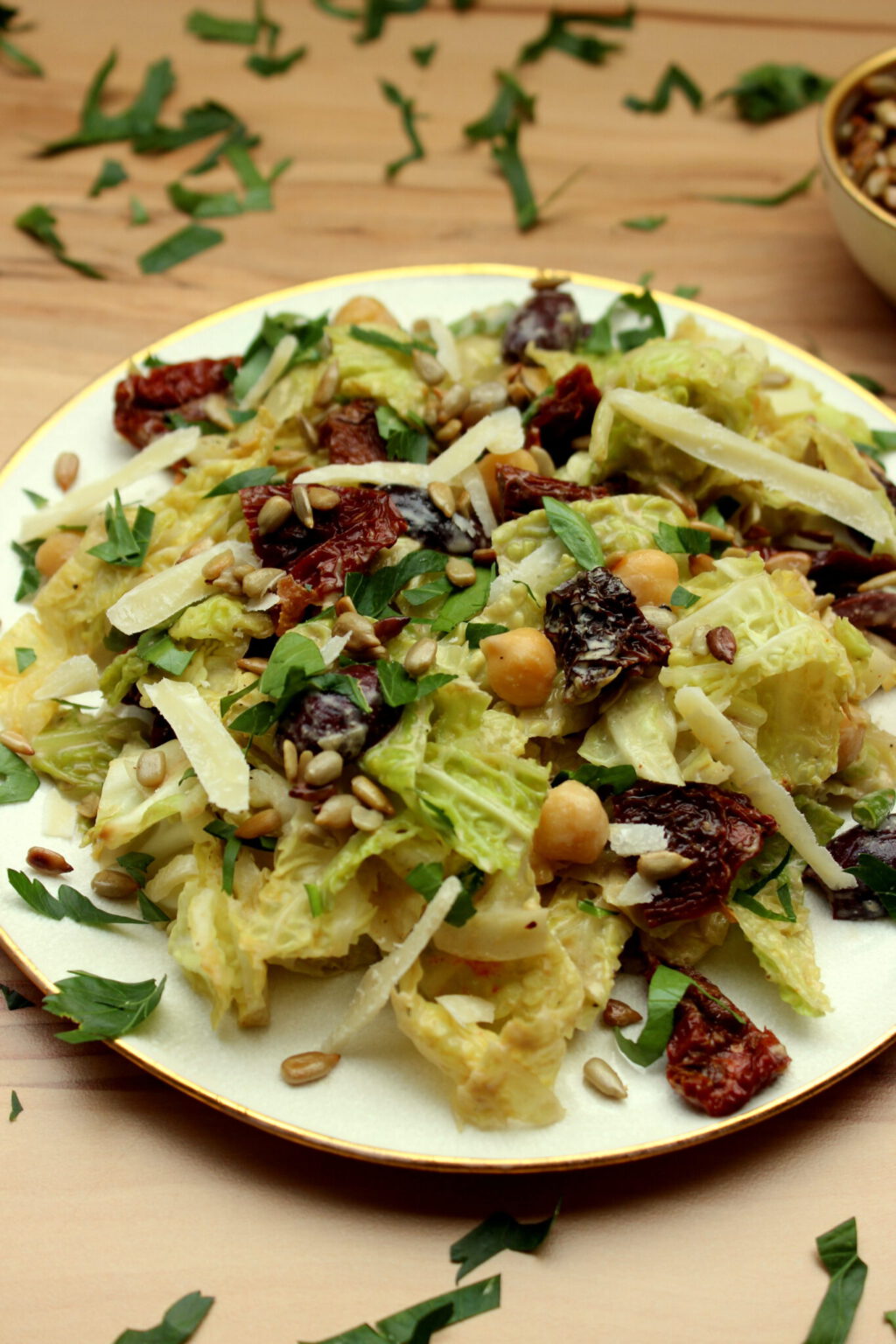 Griechischer Kohlsalat mit cremigem Tahini-Dressing