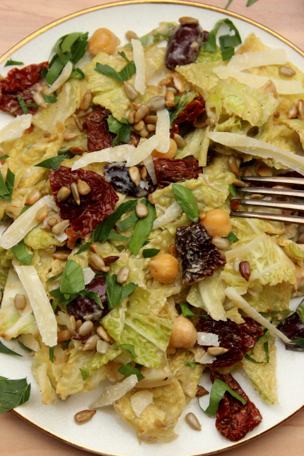 Griechischer Kohlsalat mit cremigem Tahini-Dressing