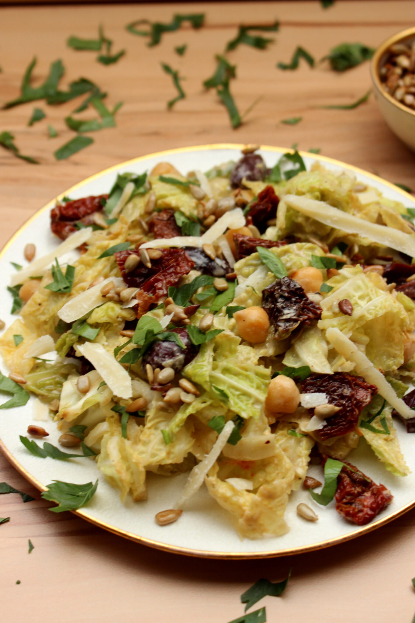 Griechischer Kohlsalat mit cremigem Tahini-Dressing Griechischer Kohlsalat mit cremigem Tahini-Dressing