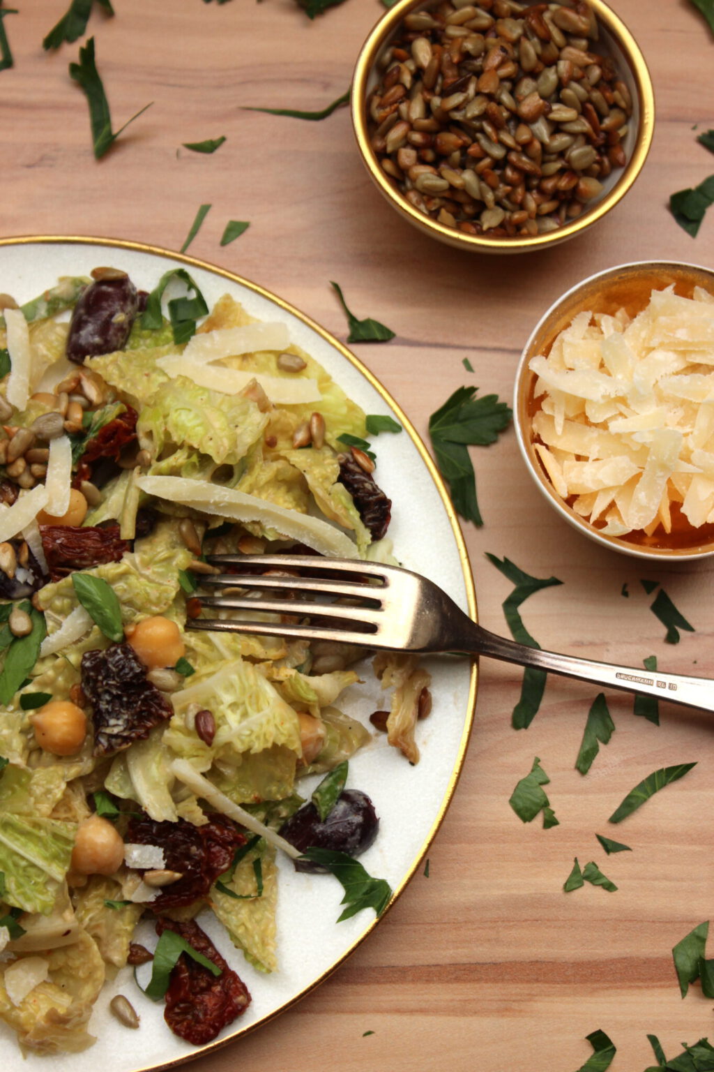 Griechischer Kohlsalat mit cremigem Tahini-Dressing Griechischer Kohlsalat mit cremigem Tahini-Dressing