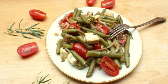 Grüne Bohnen Salat mit Tomaten und Feta / Caudia Earp