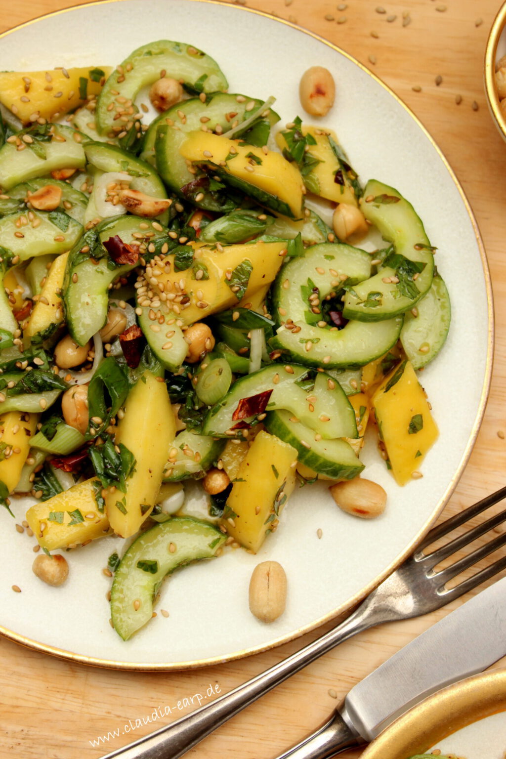 Gurken-Mango-Salat mit einem Hauch Asien / Claudia Earp