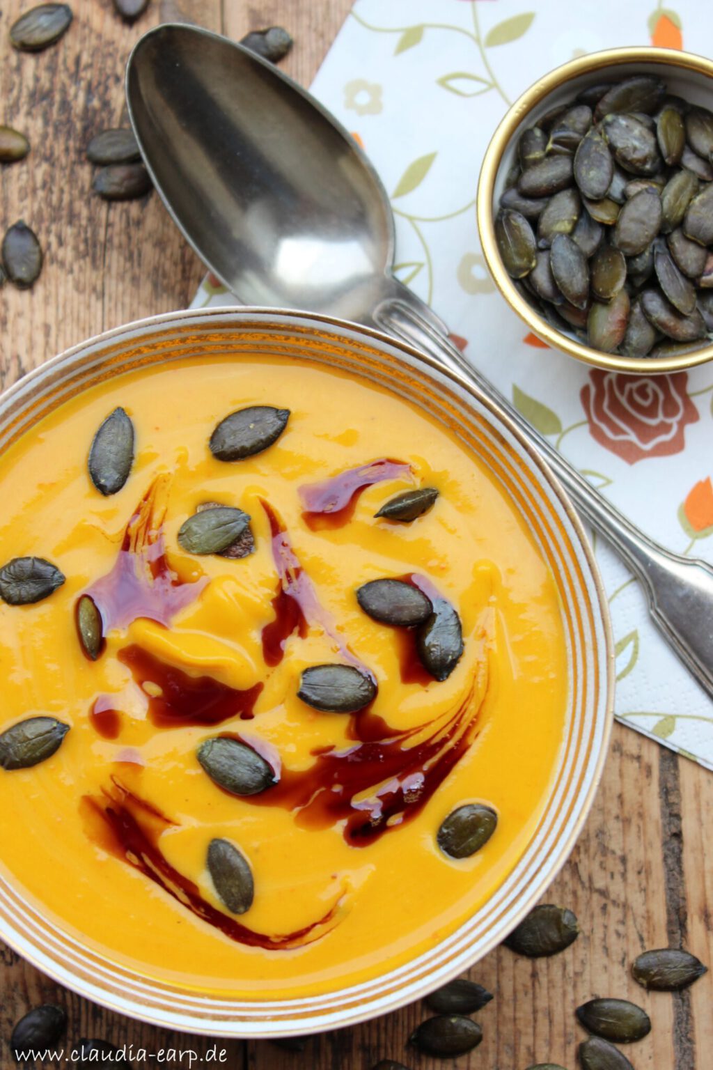 Kürbissuppe mit Apfel, Aprikose und Kokos - veganer Genuss