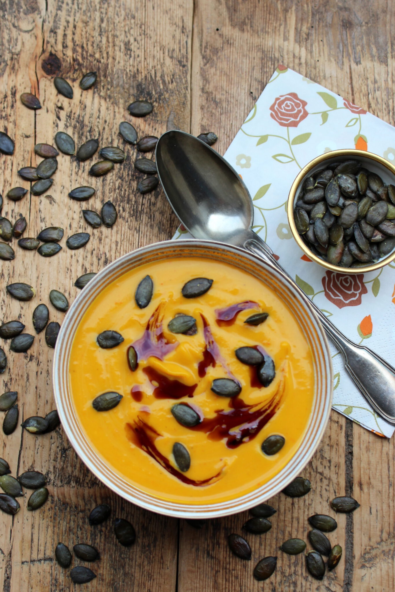 Kürbissuppe mit Apfel, Aprikose und Kokos - veganer Genuss