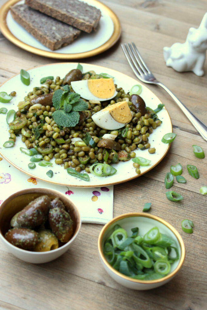 Mungbohnen-Salat mit Minze und Oliven / Claudia Earp