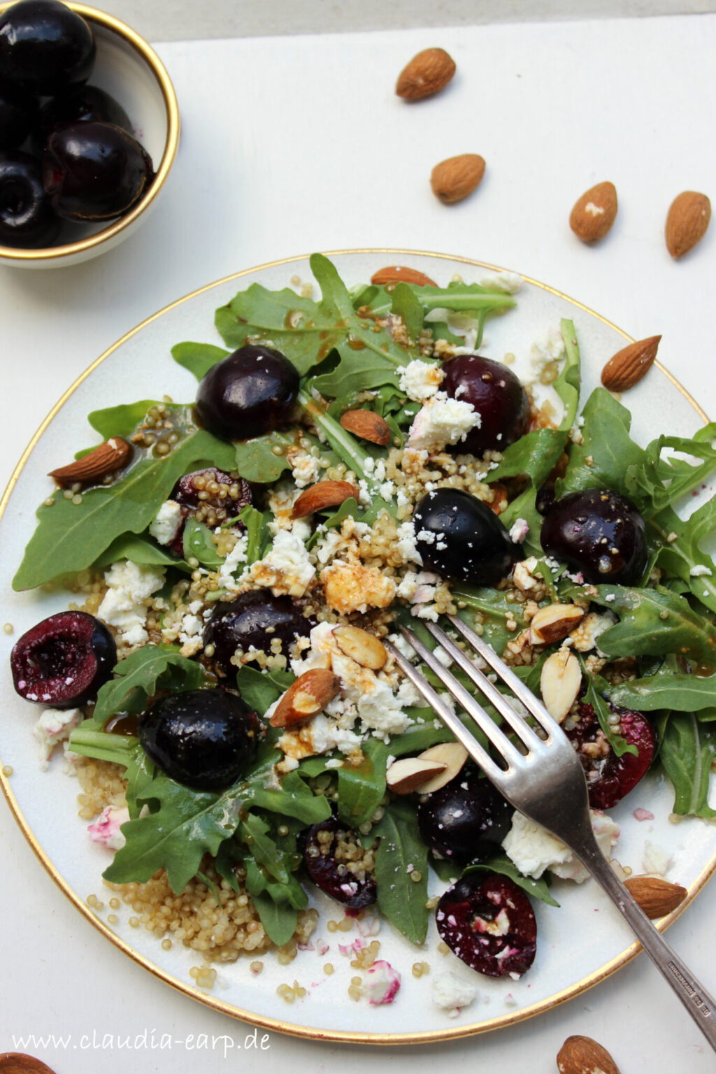 Quinoa-Kirsch-Rucola-Salat mit Balsamico-Vinaigrette