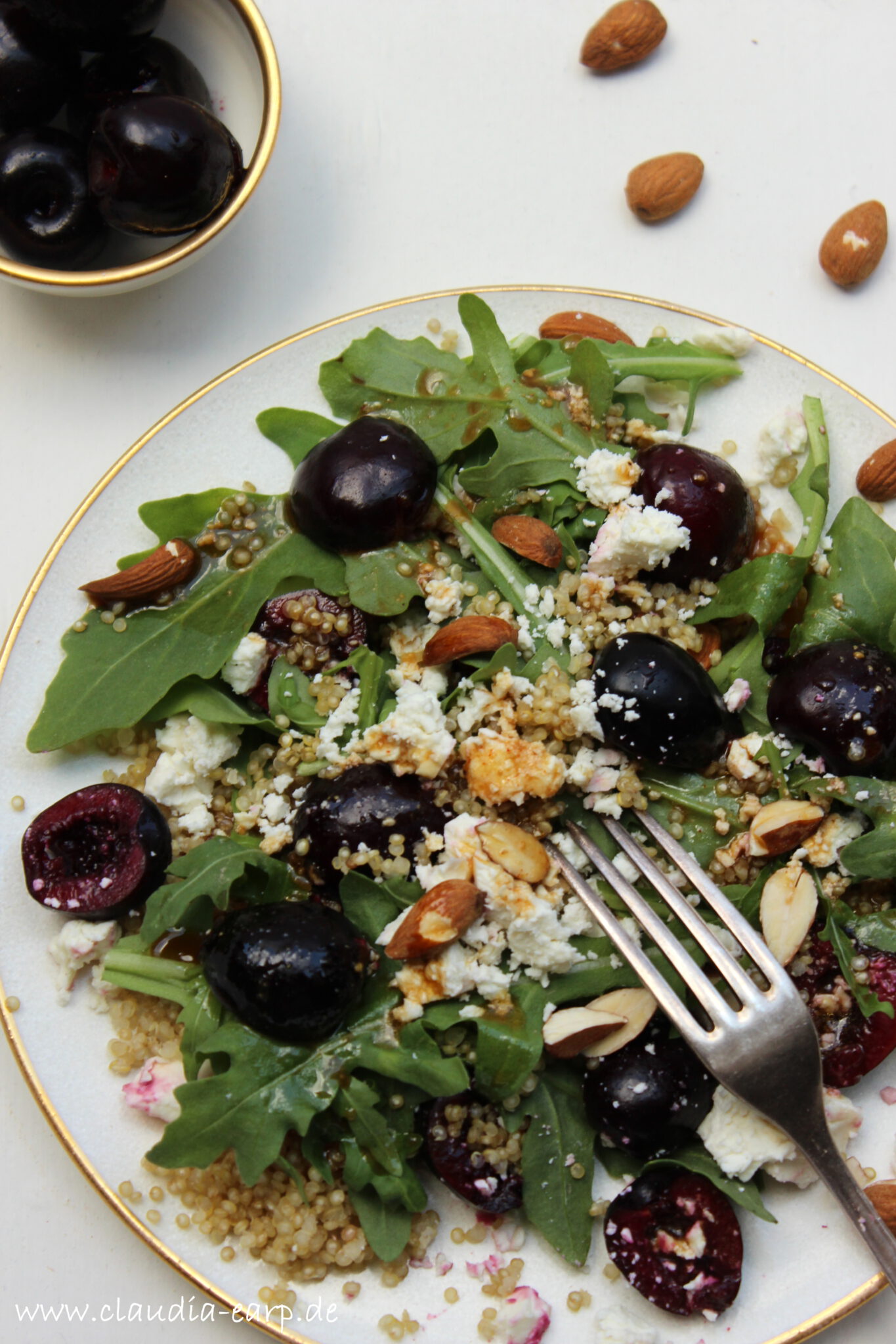 Quinoa-Kirsch-Rucola-Salat mit Balsamico-Vinaigrette
