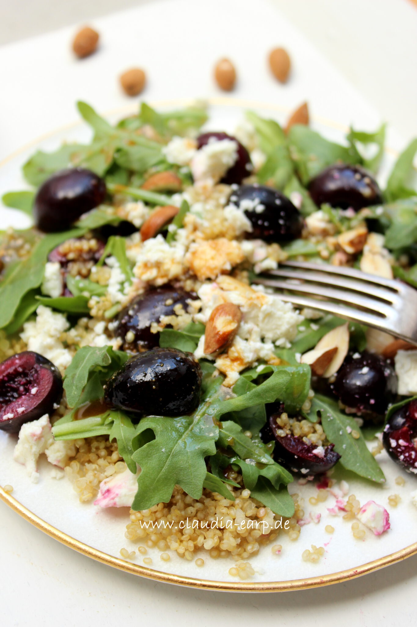 Quinoa-Kirsch-Rucola-Salat mit Balsamico-Vinaigrette / Claudia Earp