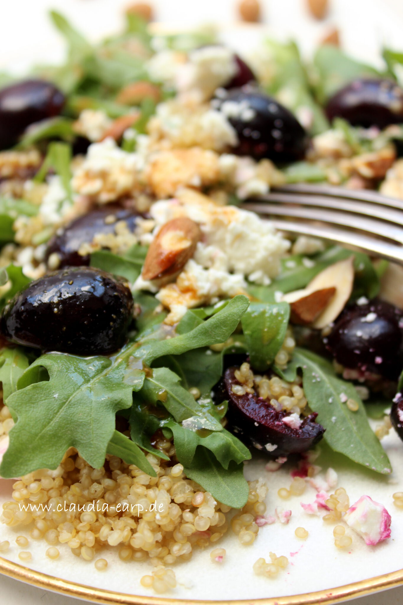 Quinoa-Kirsch-Rucola-Salat mit Balsamico-Vinaigrette